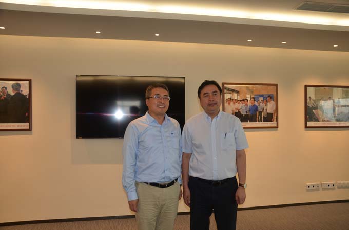 1474608922856214.jpg 趙振元同志與上海寶冶集團董事長王石磊親切合影.jpg