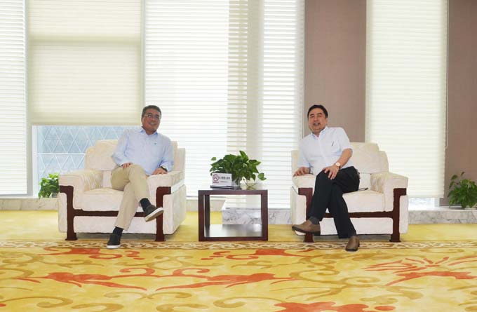 1474609032258072.jpg 趙振元同志與上海寶冶集團董事長王石磊在24樓錦江廳熱情交談.jpg