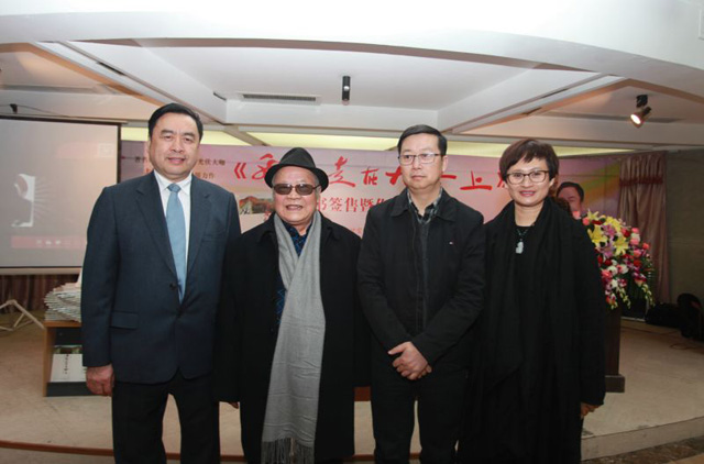 16-趙振元和四川人民出版社社長黃立新、中外散文詩學(xué)會主席、著名作家海夢親切合影.jpg