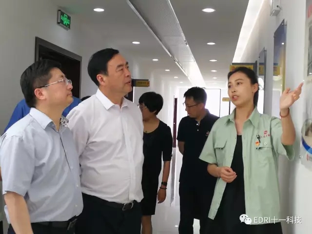 1496428552939257.jpg 7-趙振元、孫鴻偉及會(huì)議代表參觀江蘇太極文化墻.jpg