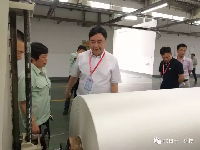 1496428573385223.jpg 8-趙振元詢問(wèn)產(chǎn)品情況.jpg