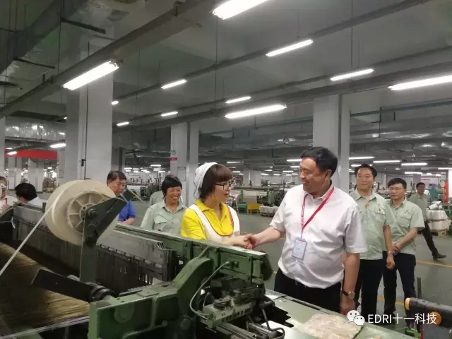 1496428620112802.jpg 10-趙振元與車間職工親切握手.jpg