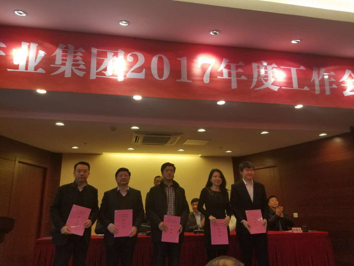 1496478305549020.jpg 3-產業集團杰出員工獲獎者領獎.jpg