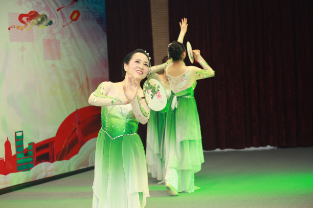 1496483207411932.jpg 4-張小平、楊芳、徐藝蕓、趙婧婷、唐永霞聯袂表演團扇舞《茉莉花》.jpg