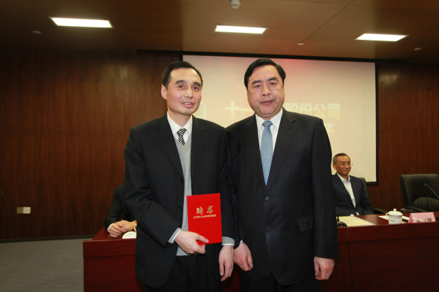 1496495695362158.jpg 9- 十一科技股份公司董事長趙振元同志為新一屆董事孫明先生頒發聘書.jpg