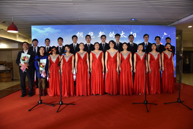 1496501052424253.jpg 17-華東分院合唱團(tuán)《我們走在大路上》領(lǐng)唱:趙振元、張小平.jpg