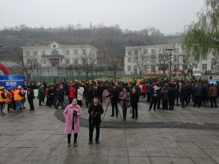 1496501930833172.jpg 5-廣大干群代表熱情參加項目啟動儀式.jpg