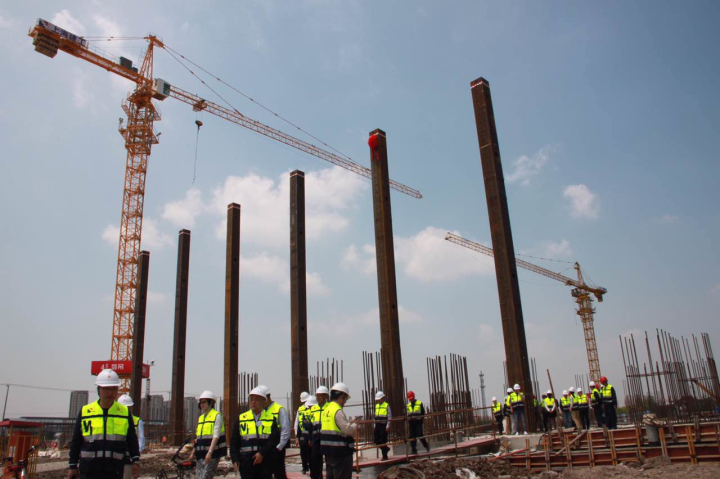 1496507225116844.jpg 5-與會領(lǐng)導(dǎo)參觀華力工地.jpg